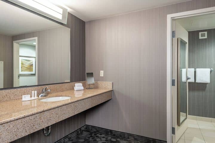 Room 17 of 38