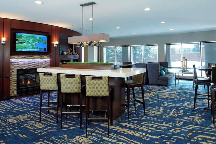 Lounge 19 of 24