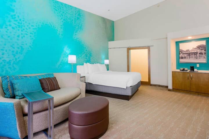 Room 32 of 83