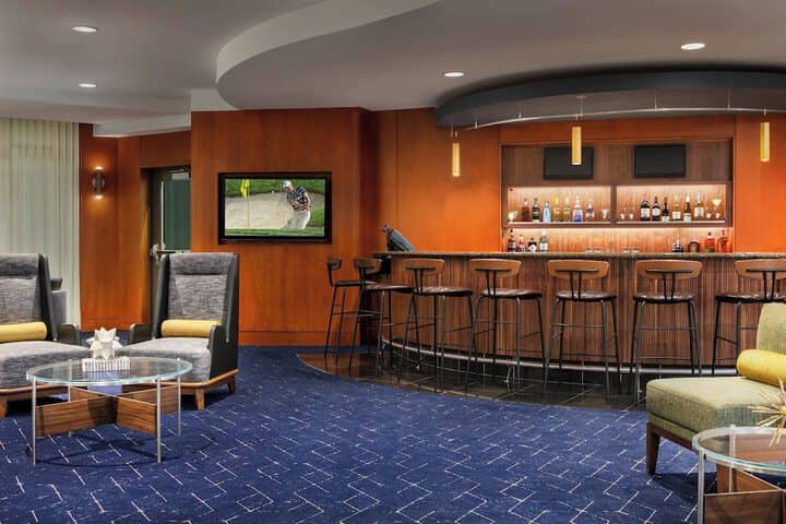 Lounge 53 of 60