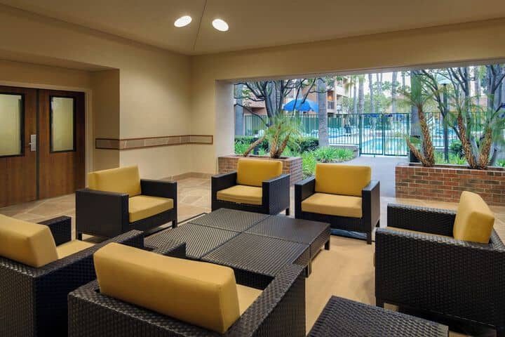Lounge 31 of 40